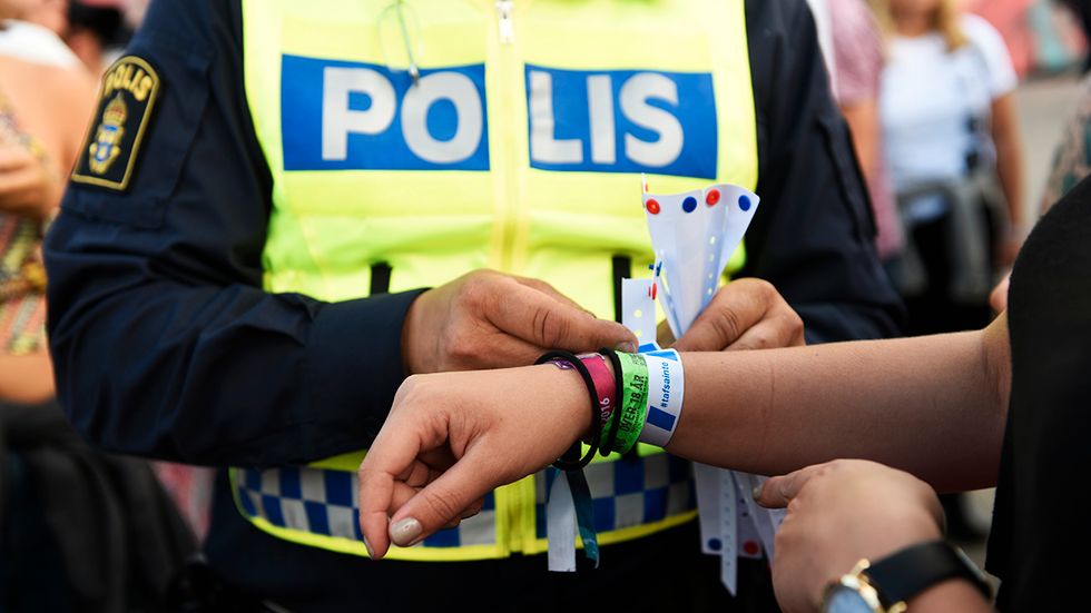 Från Bråvalla festival rapporterar polisen om fem anmälda våldtäkter och femtontalet sexualbrott. Under festivalen Putte i Parken har 35 fall av sexuellt ofredande inkommit.