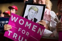 En kvinnlig supporter vid ett av Donald Trumps framträdanden under presidentkandidatens ihärdiga slutspurt genom swing­staterna.