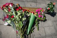 Blommor vid platsen där statsminister Olof Palme mördades på Sveavägen. Bild från 10 juni 2020.