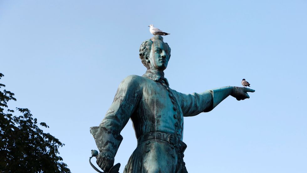 Staty av kung Karl XII i Kungsträdgården. Nu kommer ännu en bok om hans regeringstid.