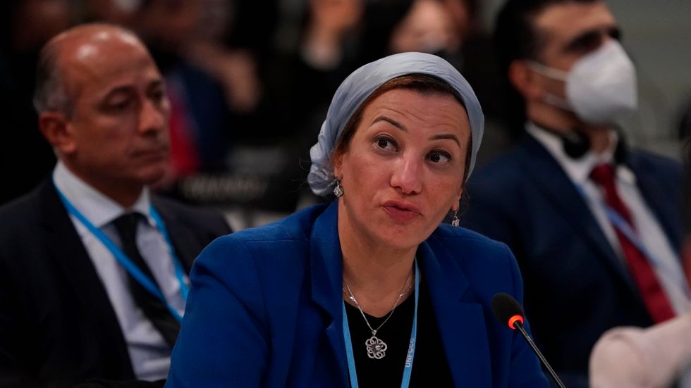 Yasmine Fouad, Egyptens miljöminister, talar vid avslutningen av COP26. Nästa gång är det Egypten som står som värd för klimatmötet.