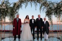 Istanbuls borgmästare Ali Yerlikaya, brudparet Amine Gülse och Mesut Özil, Turkiets president Recep Tayyip Erdogan och dennes hustru Emine Erdogan.