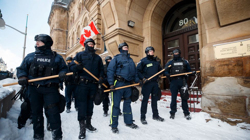Kanadensisk polis i regeringskvarteren vid parlamentet i huvudstaden Ottawa på lördagen.
