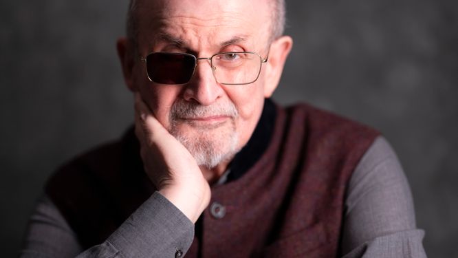 Salman Rushdie föddes 1947 i Bombay och är bosatt i USA. ”Midnattsbarnen” (i svensk översättning 1983) utsågs för några år sedan till den främsta Bookerprisvinnaren genom tiderna. ”Satansverserna” (1989) väckte enorm uppmärksamhet.