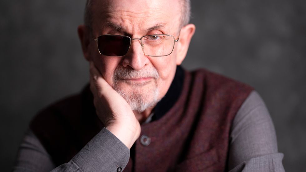 Salman Rushdie föddes 1947 i Bombay och är bosatt i USA. ”Midnattsbarnen” (i svensk översättning 1983) utsågs för några år sedan till den främsta Bookerprisvinnaren genom tiderna. ”Satansverserna” (1989) väckte enorm uppmärksamhet.