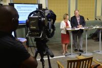 Indelningskommitténs ledamöter Barbro Holmberg och Kent Johansson håller en pressträff efter att ha överlämnat ett delbetänkande till civilminister Ardalan Shekarabi med förslag på nya län och landsting, den 30 juni 2016.