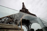 Skottsäkra glasväggar och metallstaket har satts upp runt Eiffeltornet för att skydda mot terrorattacker.