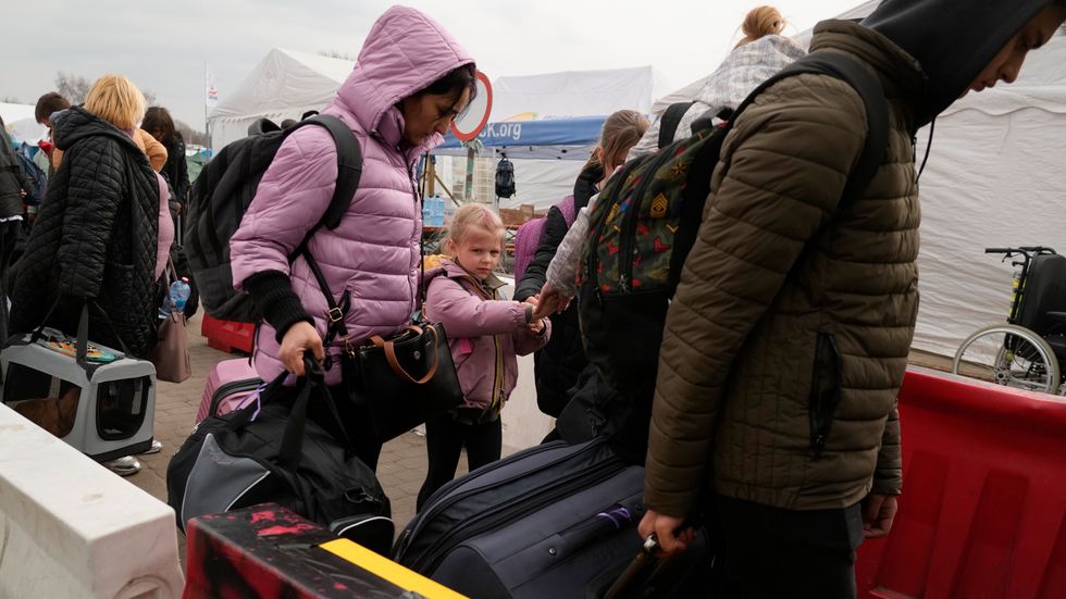 Människor på flykt från Ukraina korsar gränsen till Polen vid Medyka den 29 mars.