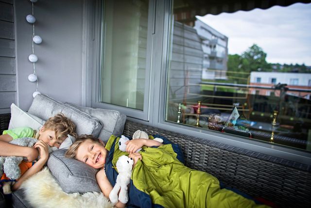 Styrk och Vinjar har sovit ute sedan oktober förra året. Deras mamma och pappa är skilda, men bröderna sover utomhus på båda ställena.