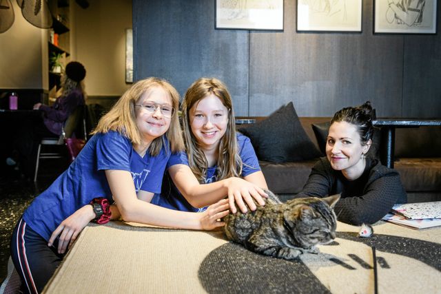 På Stockholms första kattcafé bor nio katter som gästerna får gosa med. ”Får man klappa katter nu, eller?” frågar Nour när intervjun är klar.