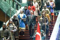 Turkisk teater? President Erdogan paraderar nedför en trappa i sitt tusenrumspalats i Ankara, omgärdad av soldater uppklädda i fantasiuniformer från turkisk/osmansk historia.
