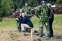 Peter Hultqvist provskjuter pansarskott på Tjärnmyrans skjutfält utanför Sollefteå.