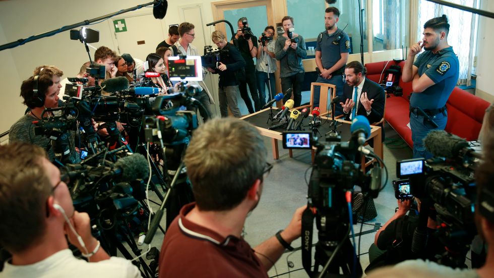 Försvarsadvokaten Slobodan Jovicic håller en presskonferens efter den första rättegångsdagen.