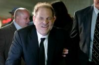 Harvey Weinstein anländer till rättegången i New York. 