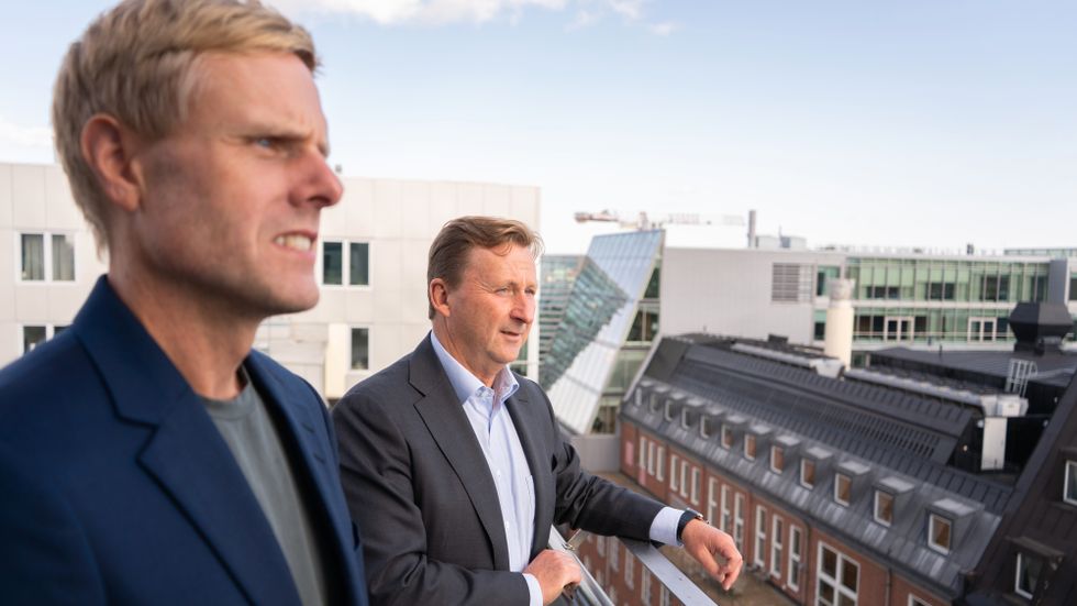 Tävlingen kan starta. Daniel Kederstedt, chef för SvD Näringsliv, och Björn Jansson, vd för Carnegie, öppnar nu för anmälningar till Framtidens entreprenör 2021.