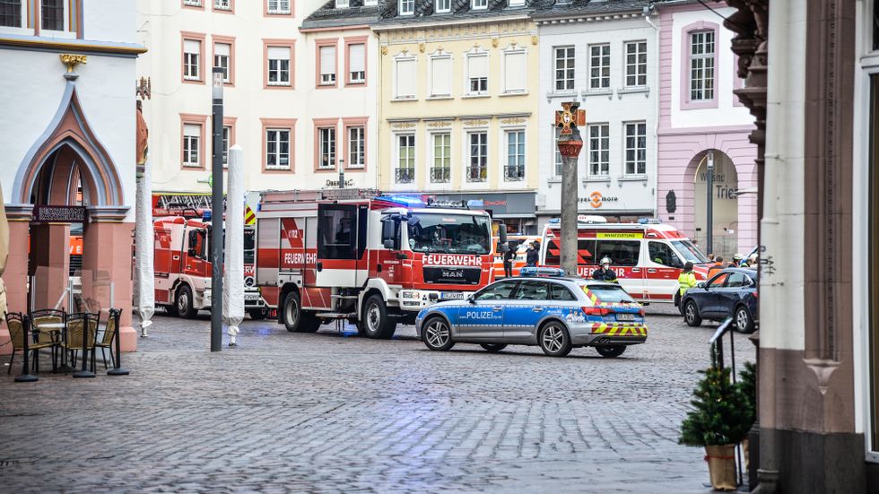 Polisen har spärrat av kring gågatan i tyska Trier och en stor räddningsinsats pågår på platsen.