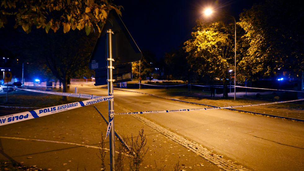 Stora avspärrningar efter att en person blivit skjuten till döds i stadsdelen Ronna i Södertälje på lördagskvällen.