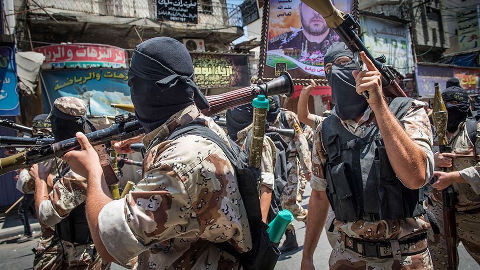 Islamiska jihadister marcherar på gatorna i Gaza city.