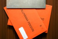 Det orangea kuvertet tas emot med en gäspning i många hushåll – trots att innehållet kan vara sprängstoff. 