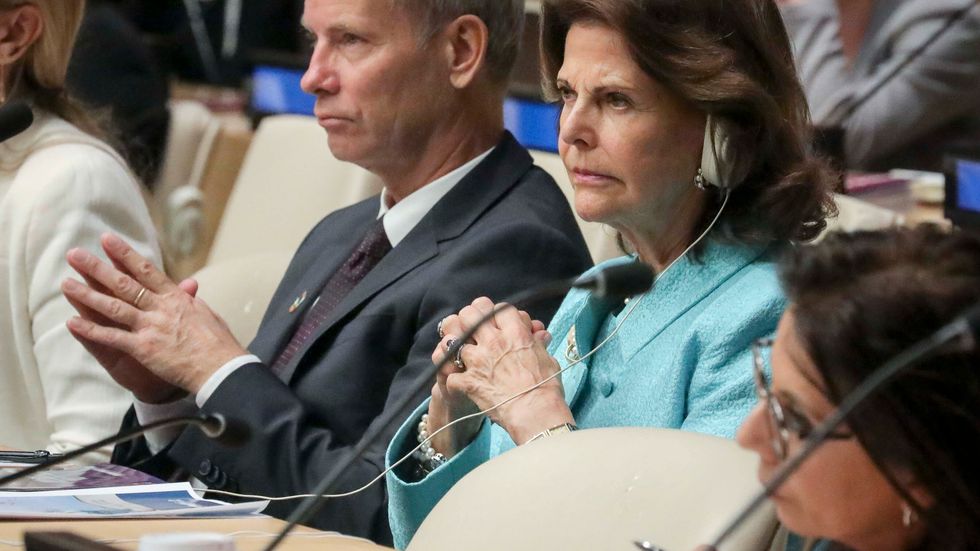 Sveriges FN-ambassadör Olof Skoog (till vänster), här tillsammans med drottning Silvia. Arkivfoto.