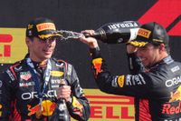 Tvåan Sergio Perez, Mexiko, låter champagnen flöda över sin historiska stallkamrat i Red Bull Max Verstappen.