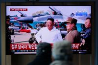 Människor i Sydkorea tittar på tv-rapportering om Nordkoreas diktator Kim Jong-Un under tisdagen.
