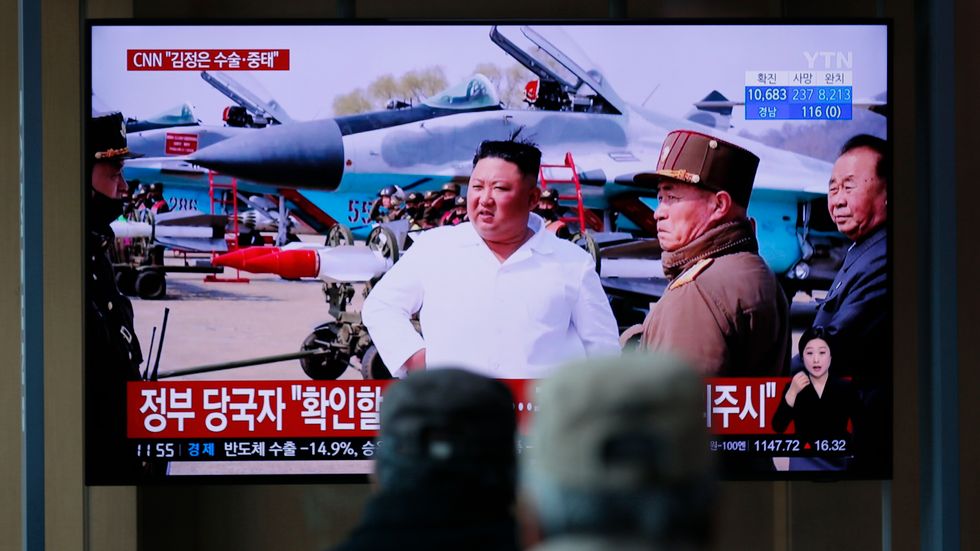 Människor i Sydkorea tittar på tv-rapportering om Nordkoreas diktator Kim Jong-Un under tisdagen.