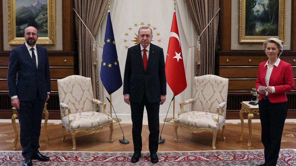 Tre personer – men bara två stolar. När Turkiets president Recep Tayyip Erdogan (mitten) tog emot EU:s tyngsta ledare i Ankara fick bara rådsordförande Charles Michel en stol, medan kommissionsordföranden Ursula von der Leyen hänvisades till en soffa intill.