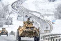 En konvoj av ryska pansarfordon rör sig längs en motorväg på Krim.