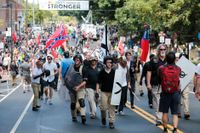 Högerextrema demonstranter går igenom Charlottesville i Virginia efter lördagens manifestation.