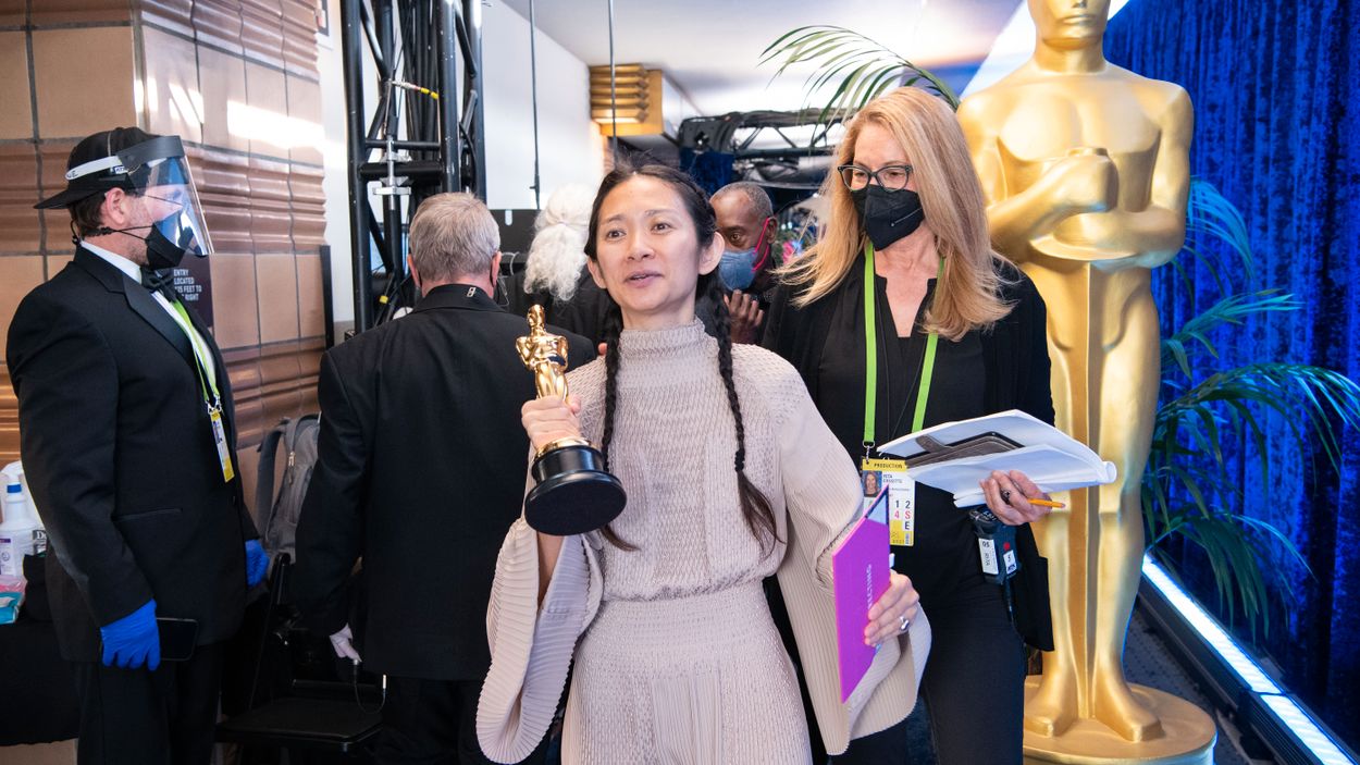 Chloé Zhao med sin Oscar för bästa regi. 