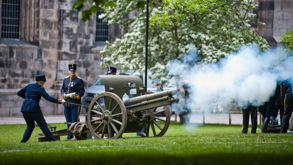 Kanonerna från 1902 avlossade salut vid promovering i Lund den 31 maj 2013.