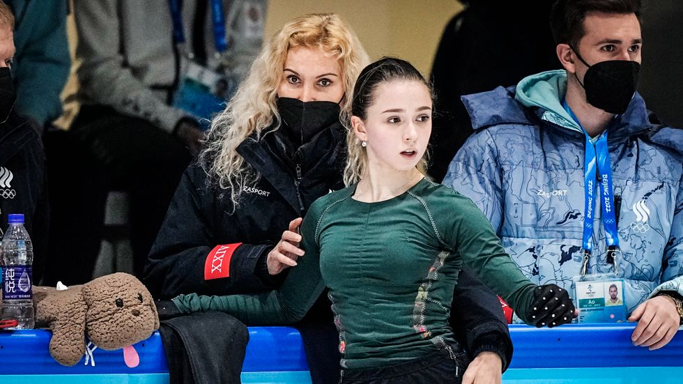 Supertränaren Eteri Tutberidze med sin unga adept Kamila Valieva under ett träningspass i Peking.