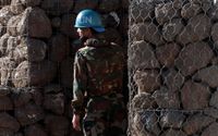 En FN-soldat på post vid gränsövergången mellan de Israel-kontrollerade Golanhöjderna och Syrien.