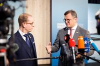 Sveriges utrikesminister Tobias Billström tar emot Ukrainas utrikesminister Dmytro Kuleba på lördagen.