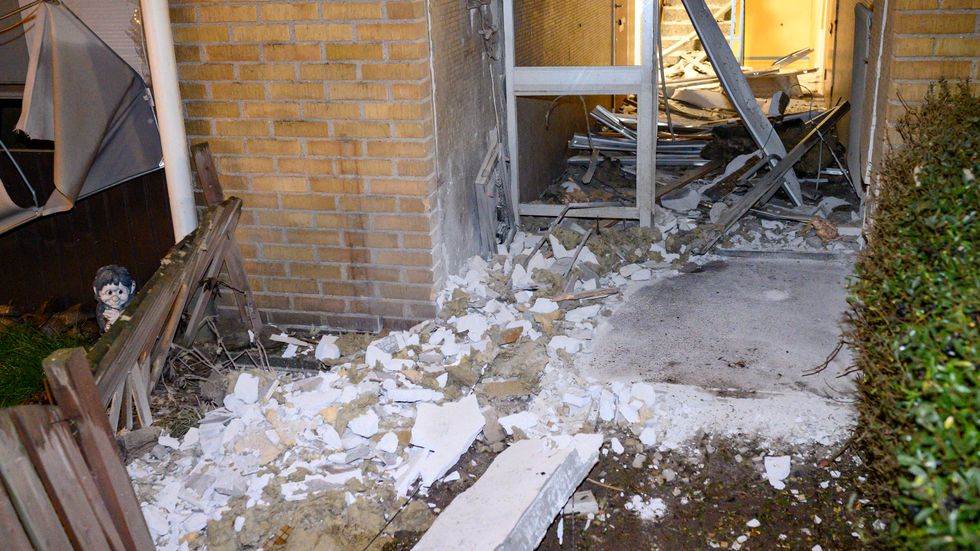 Entrén till huset i Almgården i Malmö totalförstördes.