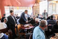 New Yorks tidigare guvernör George Pataki skakar händer på en lunchrestaurang i Keene, New Hampshire, i början av oktober.