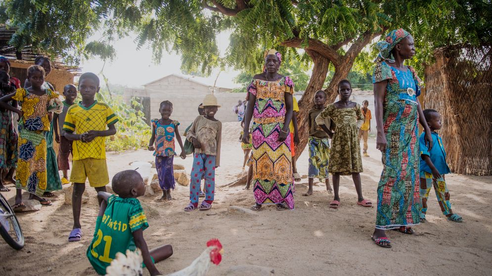 Djoule (i mitten) och hennes brorsbarn bodde tidigare i byn Doulo, som attackerades av Boko Haram. Nu har de hittat ett nytt hem i byn Mora, nära gränsen mellan Kamerun och Nigeria.