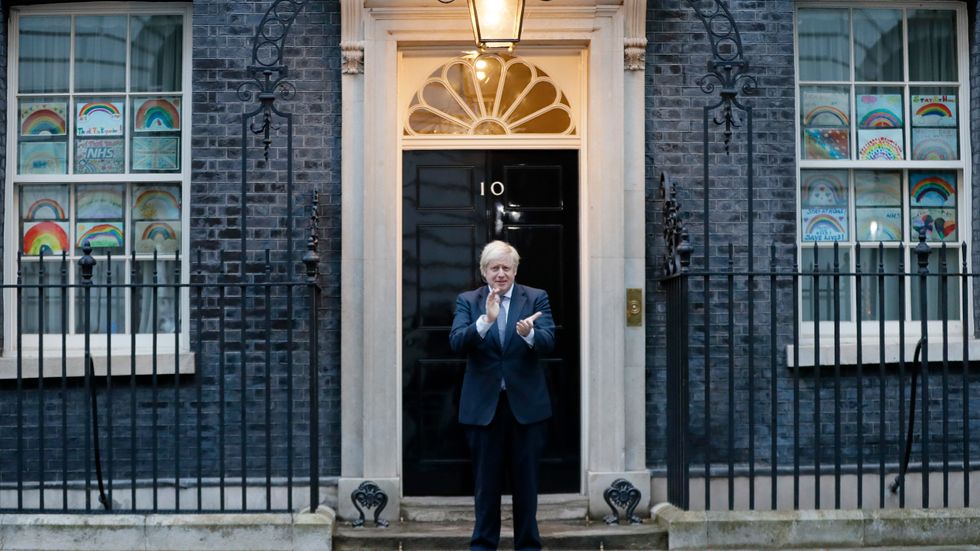 Boris Johnson i den brittiska ”Clap for our Carers” som genomförs varje torsdag klockan 20.00.