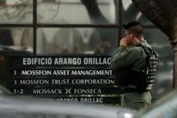 Polis vaktar utanför Mossack Fonseca i Panama City. (Arkiv)