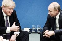 Premiärminister Boris Johnson får kritik av det brittiska underhusets säkerhetsutskott. Han anklagas för att inte ha försvarat Storbritanniens demokratiska process mot rysk påverkan. Här ses Johnson med Rysslands president.