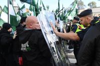 Nazister i konfrontation med polis under en demonstration i Göteborg förra året. Arkivbild.