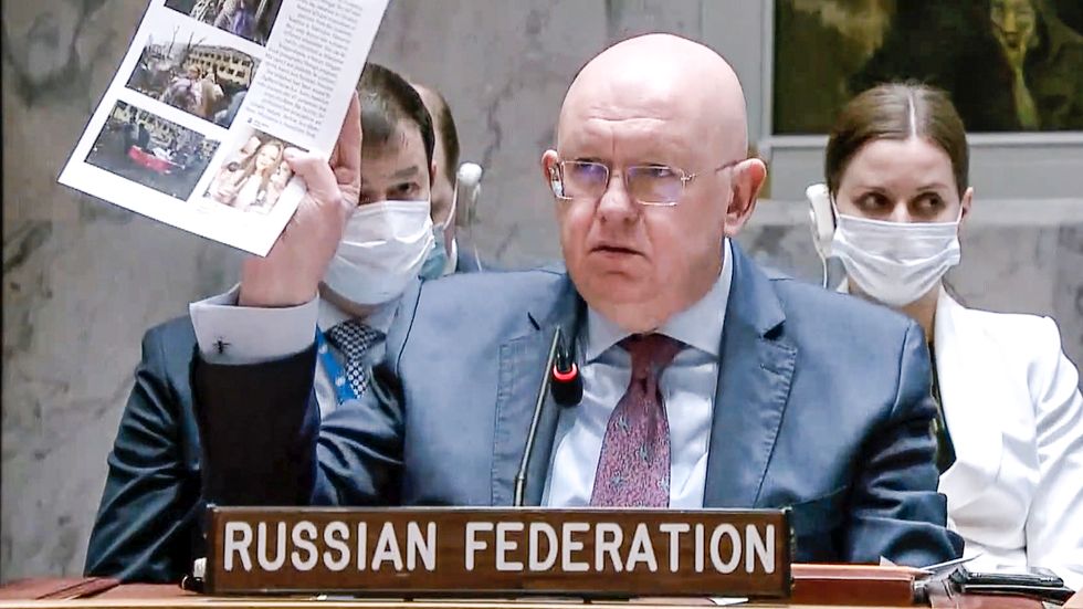 Rysslands FN-ambassadör Vasily Nebenzya lägger fram påstådda bevis för ukrainska biovapenlabb i FN:s säkerhetsråd i mars.  