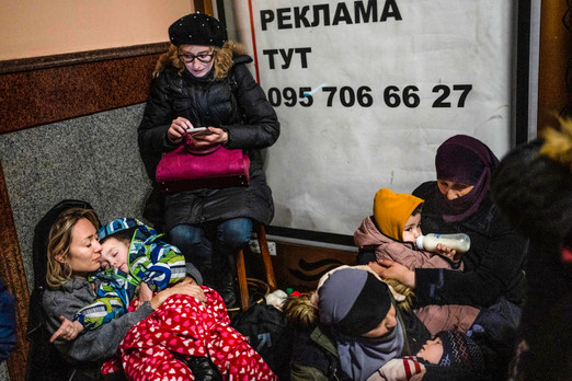 Människor på flykt på tågstationen i Lviv, Ukraina.