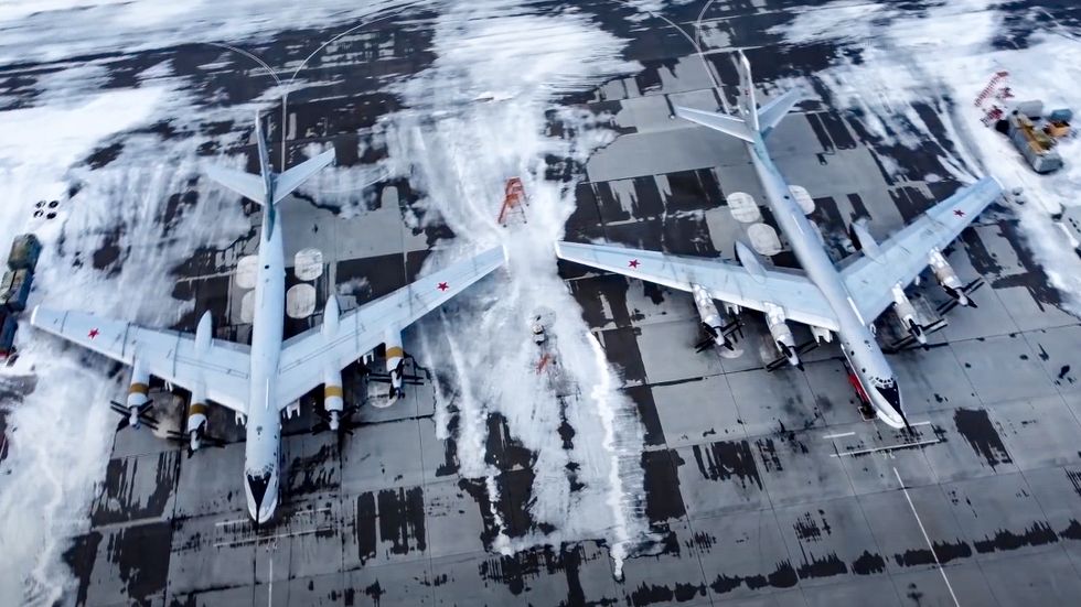 Ryska bombplan av typ Tu-95 på Engels flygbas. Bilden är levererad av det ryska försvarsdepartementet och tagen en månad före det ryska invasionskriget.