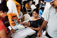Valarbetare kontrollerar röstningsmaskiner i Hyderabad.