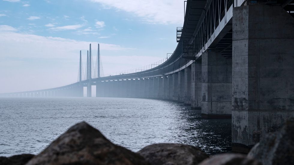 Öresundsbron sedd från brofästet på den konstgjorda ön Pepparholm i Öresund. Bland annat på Pepparholm ska skyddsvallar uppföras. Arkivbild.