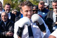Emmanuel Macron med boxningshandskar undervalkampanjen.