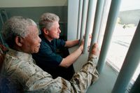 Nelson Mandela och Bill Clinton besöker den cell där Mandela satt inspärrad på Robben Island i Kapstaden 1998.