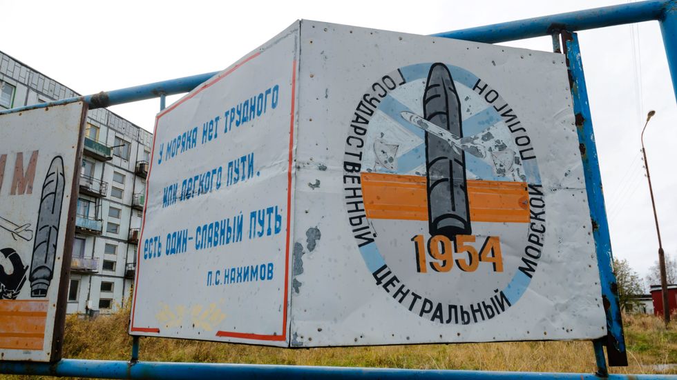 Skylten till den ryska militära testanläggningen i byn Nyonoksa i Archangelsk-regionen. (Arkivbild)